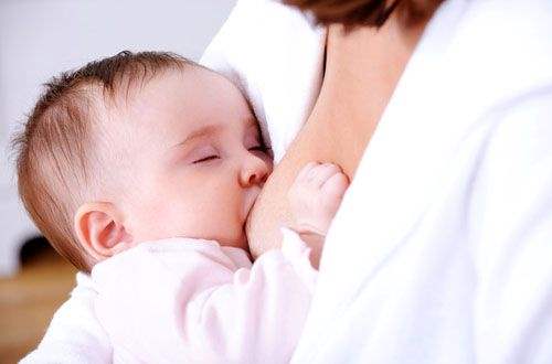 Emmek istemeyen bebek memeye nasıl alıştırılır?