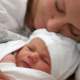 Yeni doğan bebekleri kundaklamak doğru mudur?