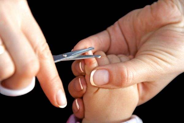 Bebeğin tırnakları nasıl kesilir?