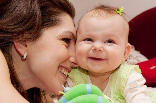 Anne çalışmıyorsa bebek bakıcısı tutmak doğru mudur?