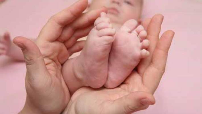 bebeklerin yurumeye gec baslamasi diger ayak ve bacak sorunlari hemen saglik