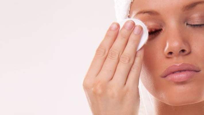 Göz Kırışıklıkları İçin Krem Kullanmanın 5 Sebebi