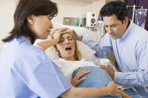 Erkekler eşlerinin doğumuna girmeliler mi?