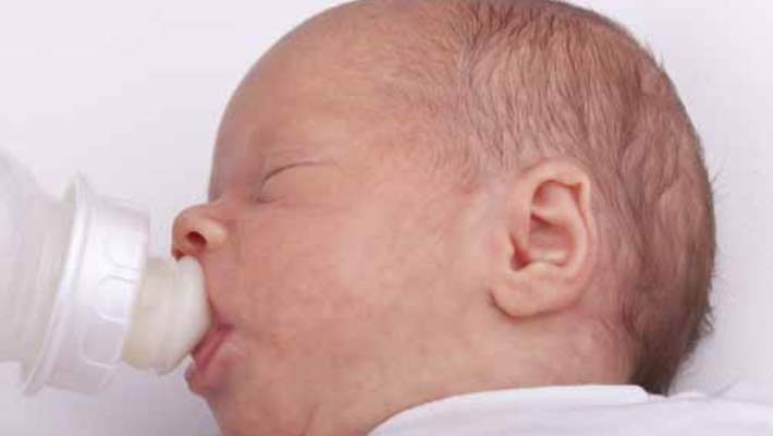 yeni dogan bebeklerde ek mama hangi kosullarda verilmelidir hemen saglik