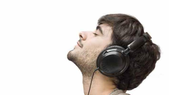 Kulaklıkla Müzik Dinlerken Sağır Olmayın