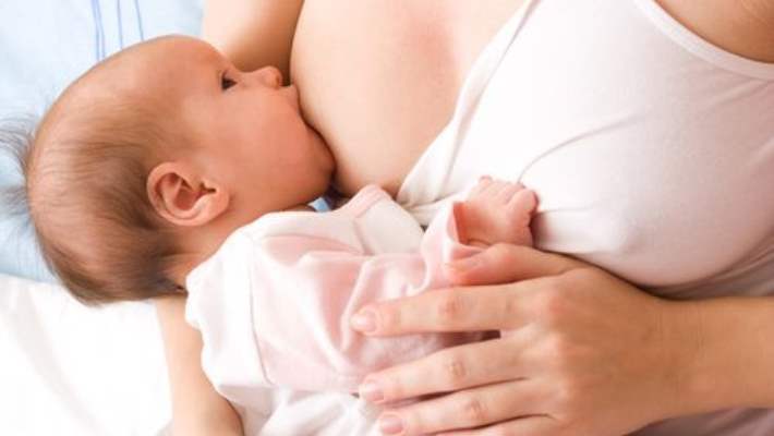 Bebeklerde Reflüye Anne Sütü İyi Gelir Mi?