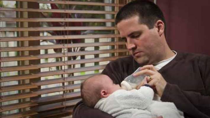 Bebekleri Sürekli Kucaklamanın Sakıncası Var Mıdır?