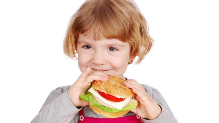 Yemek Yerken Zorlanan Çocuğa Oyunla Yemek Yedirilmeli Midir?