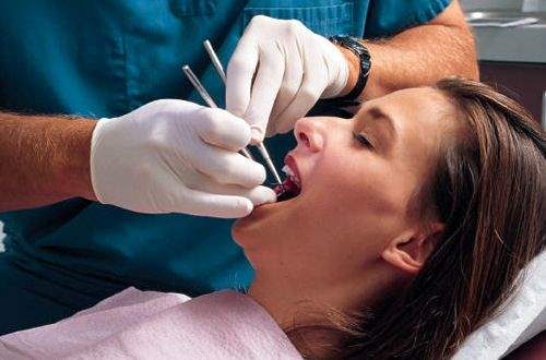 Diş implantı takılırken acı verir mi?