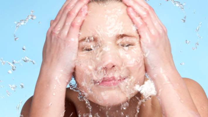 Ergenlik Akneleri: Pürüzsüz Bir Cilt İçin En İyi İpuçları