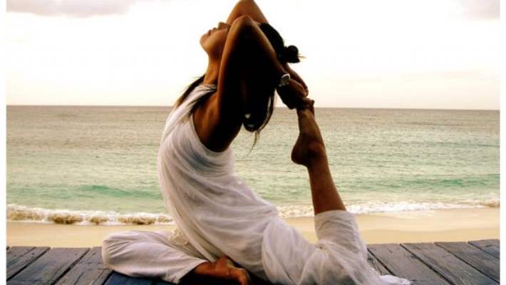 Tatillerde Yoga Yaparak Cildinizin Genç Görünmesini Sağlayın