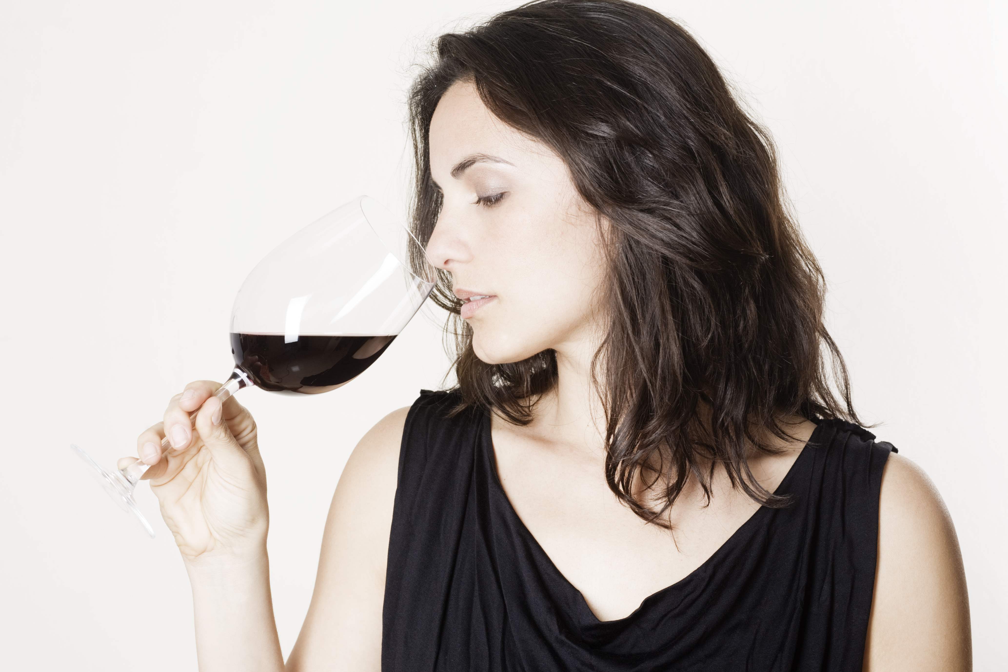 Я пью за женское счастье. Женщина пьет. Девушка с бокалом. Женщина с вином. Люди пьют вино.