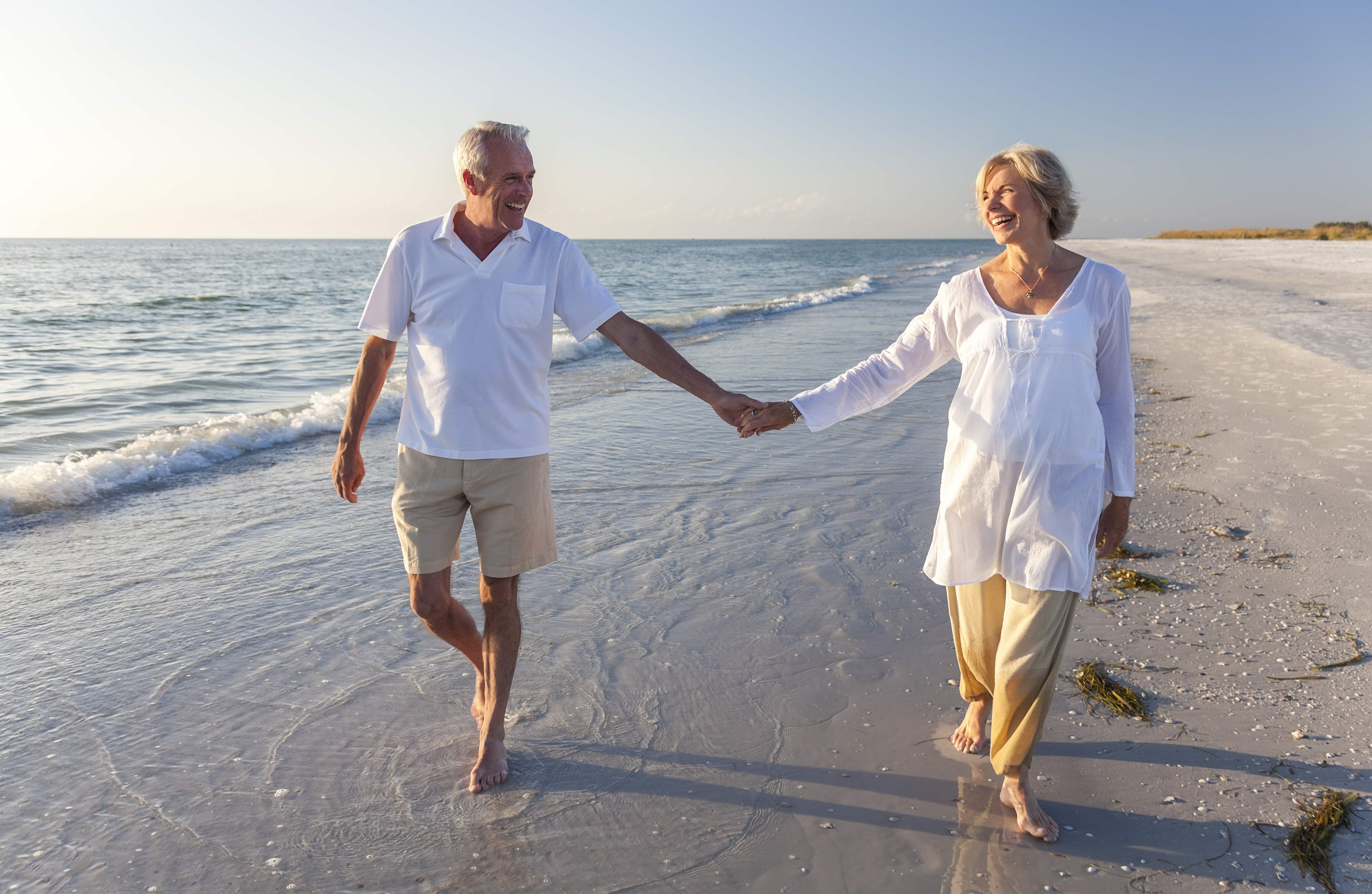 Муж и жена пенсионеры. Пожилые люди на море. Мужчина и женщина в возрасте. Счастливые пенсионеры. Счастливые пенсионеры на море.