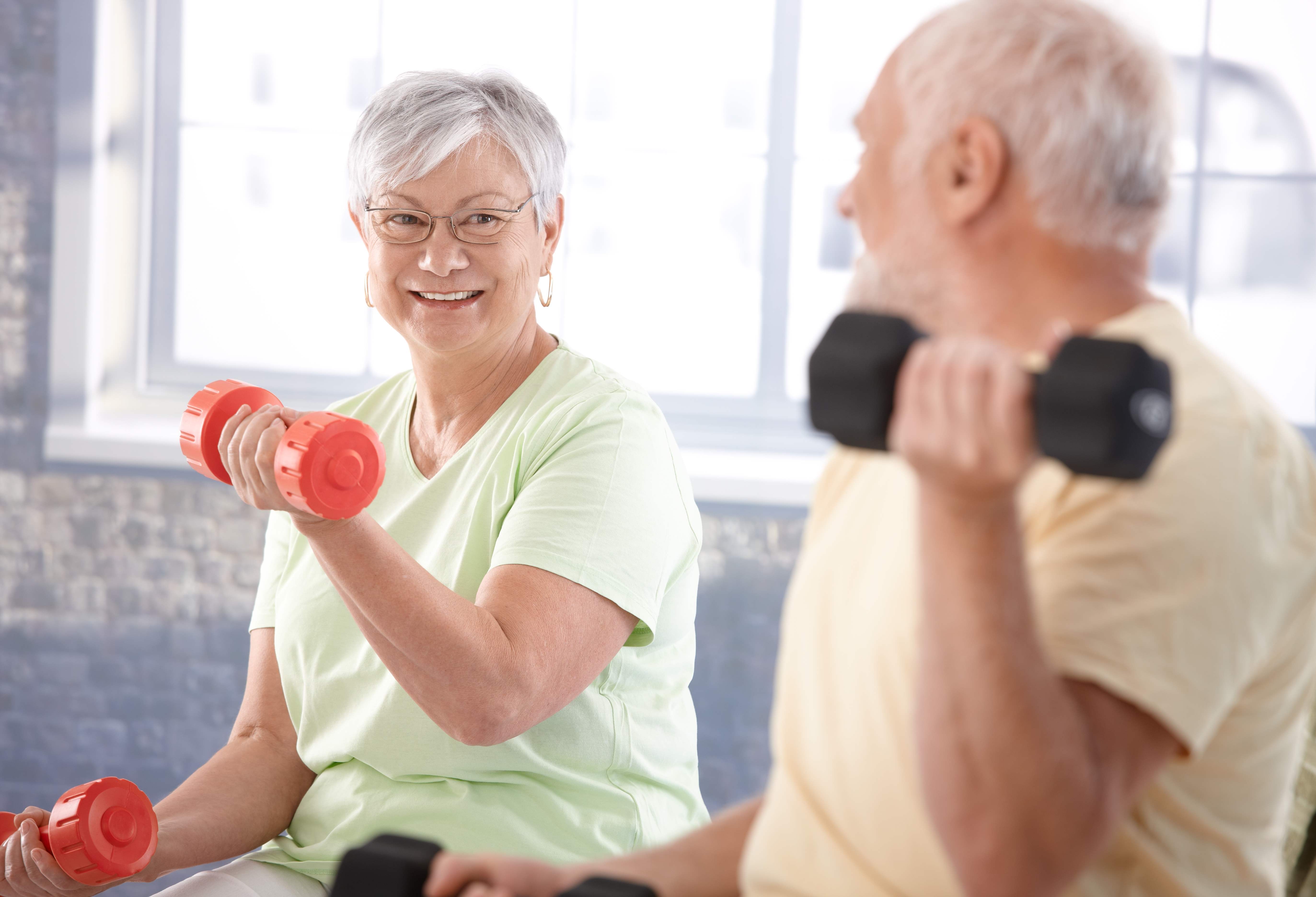 Реабилитация при стенокардии. Пожилые люди занимаются спортом. Реабилитация пожилых. Спортивные люди в возрасте. Физкультура для пожилых.