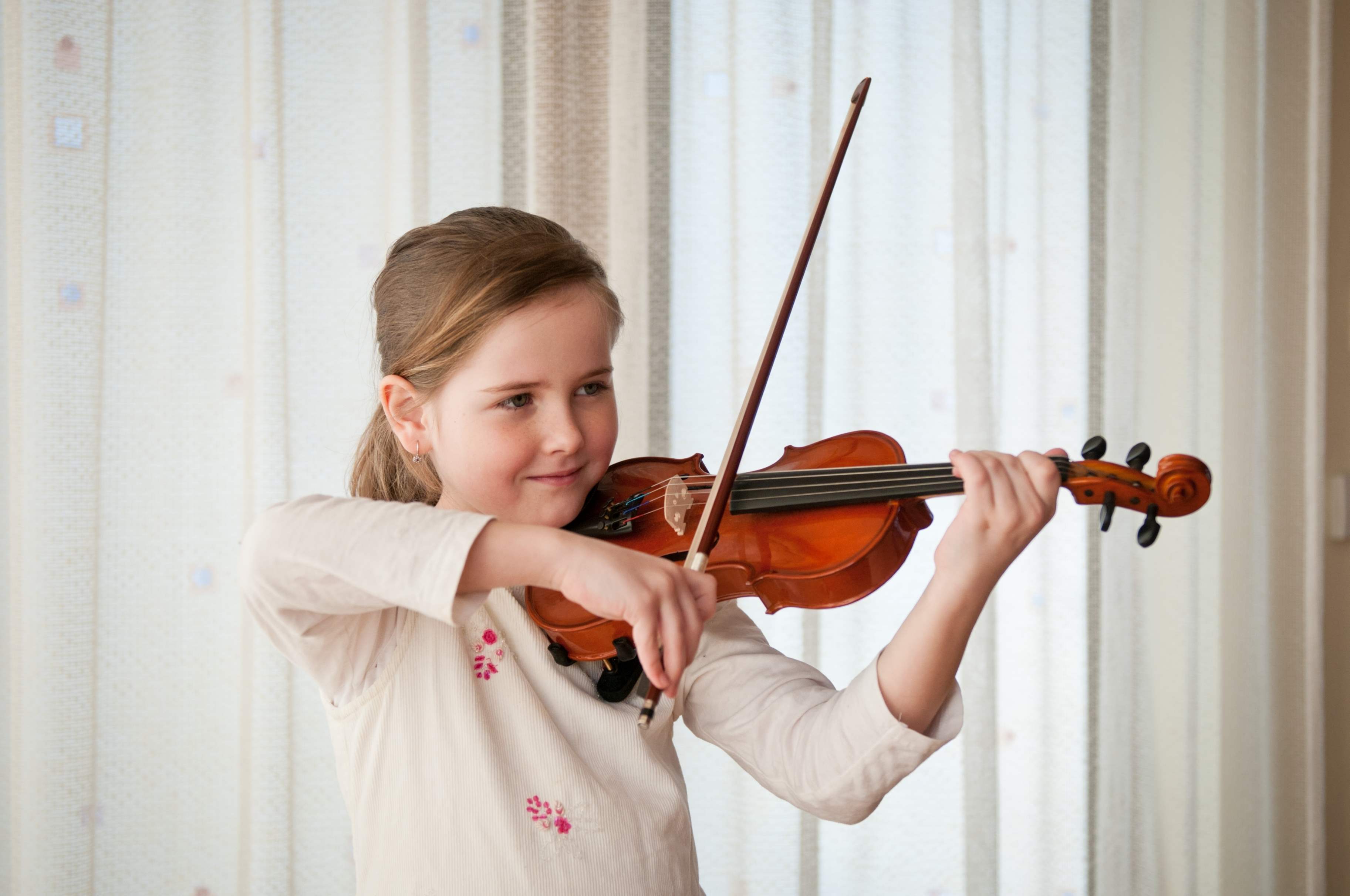 Скрипичный ребенок. Скрипка для детей. Игра на скрипке дети. Фотосессия со скрипкой. Дети со скрипками на сцене.