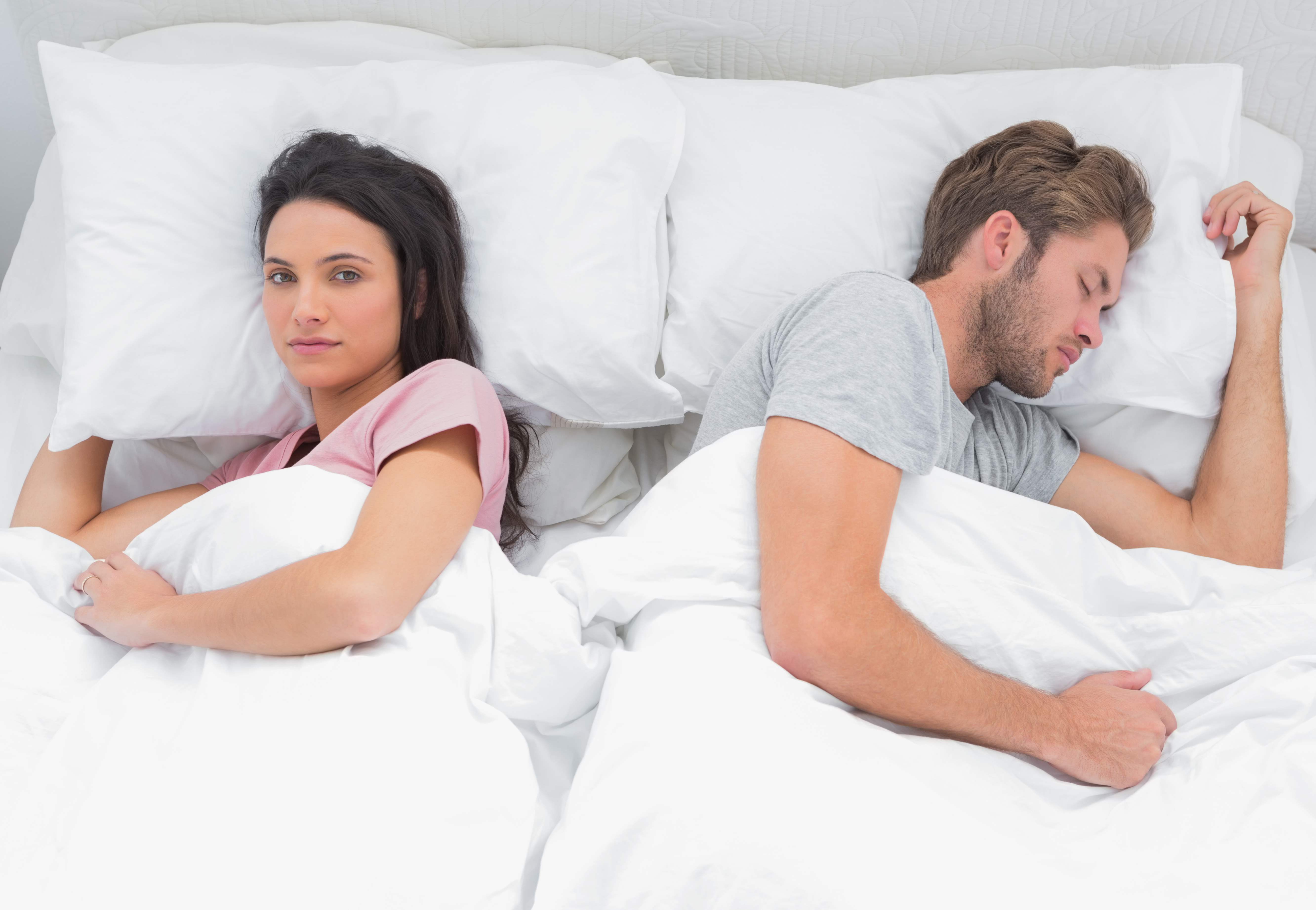 Спящую жену читать. Сон в разных кроватях. Женщина выматывает мужчину. Придется спать с мужем. Муж и жена спят отдельно.