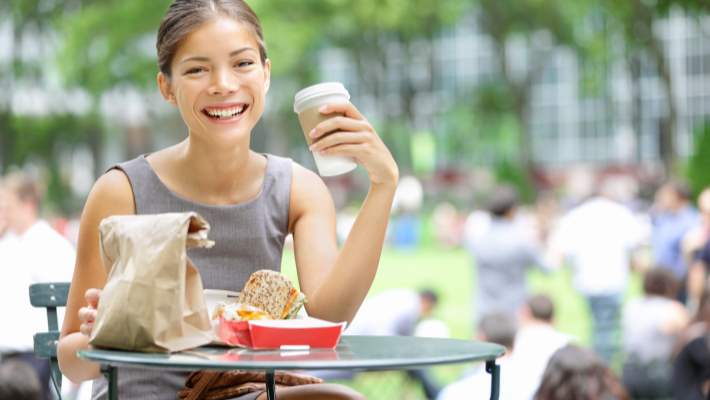 Ofiste Öğle Aralarınızı Sağlıklı Atıştırmalıklarla Geçirin