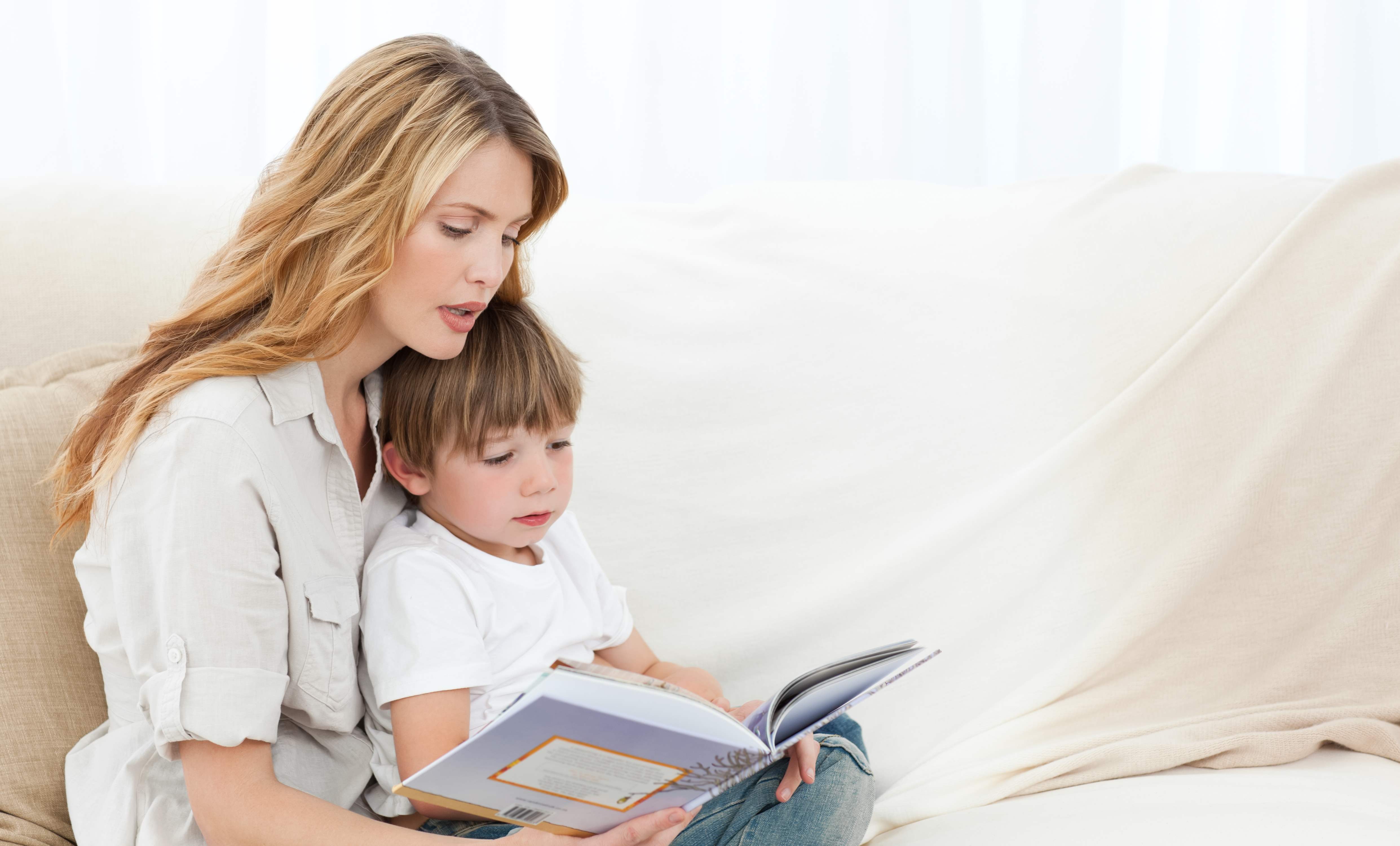 Мама читает детям картинки. Родители и дети. Мать с ребенком. Чтение для детей. Мама читает ребенку.