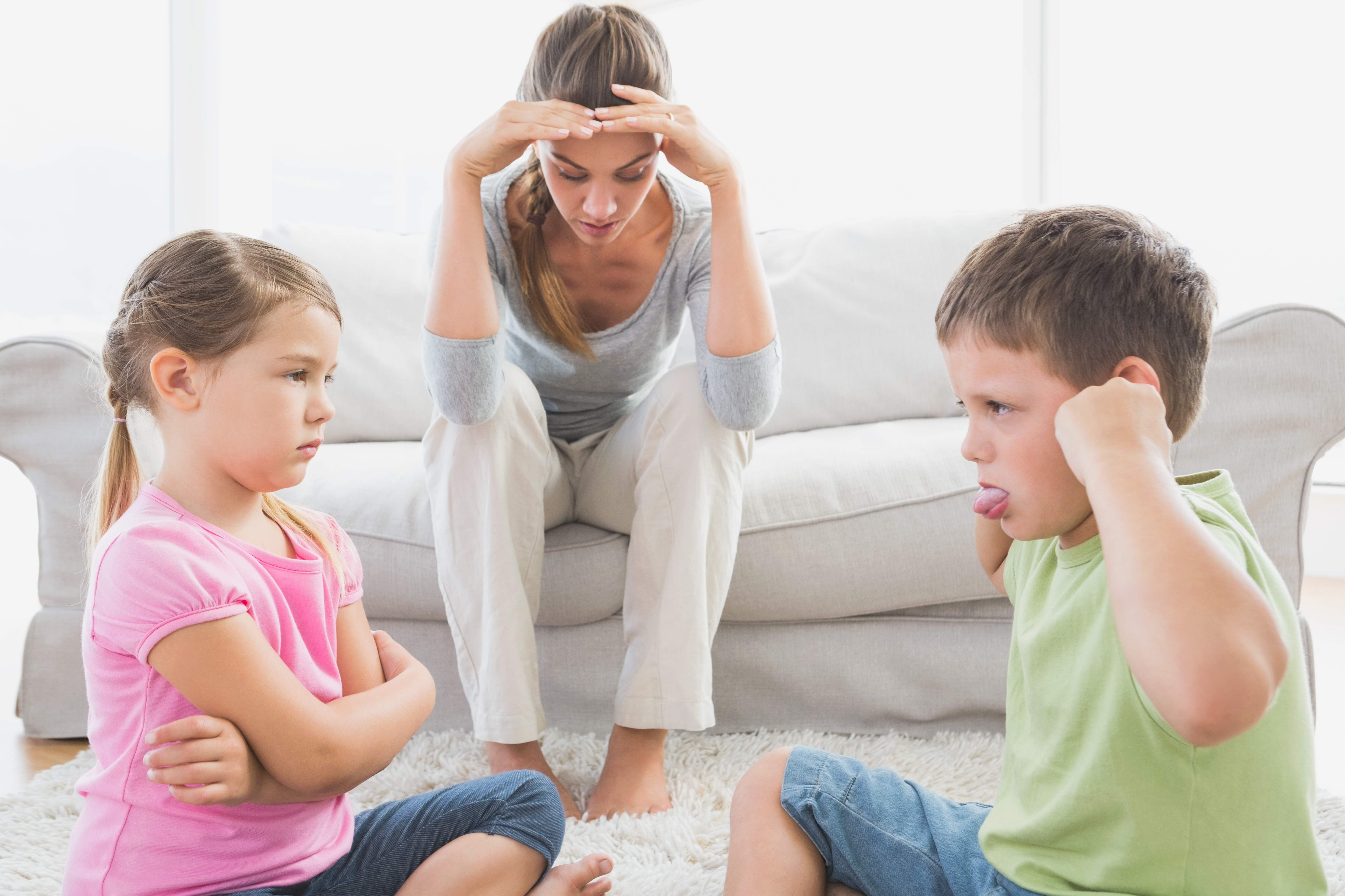 Насмешки отца. Конфликт между детьми. Воспитание ребенка. Родители и дети. Семейные конфликты.