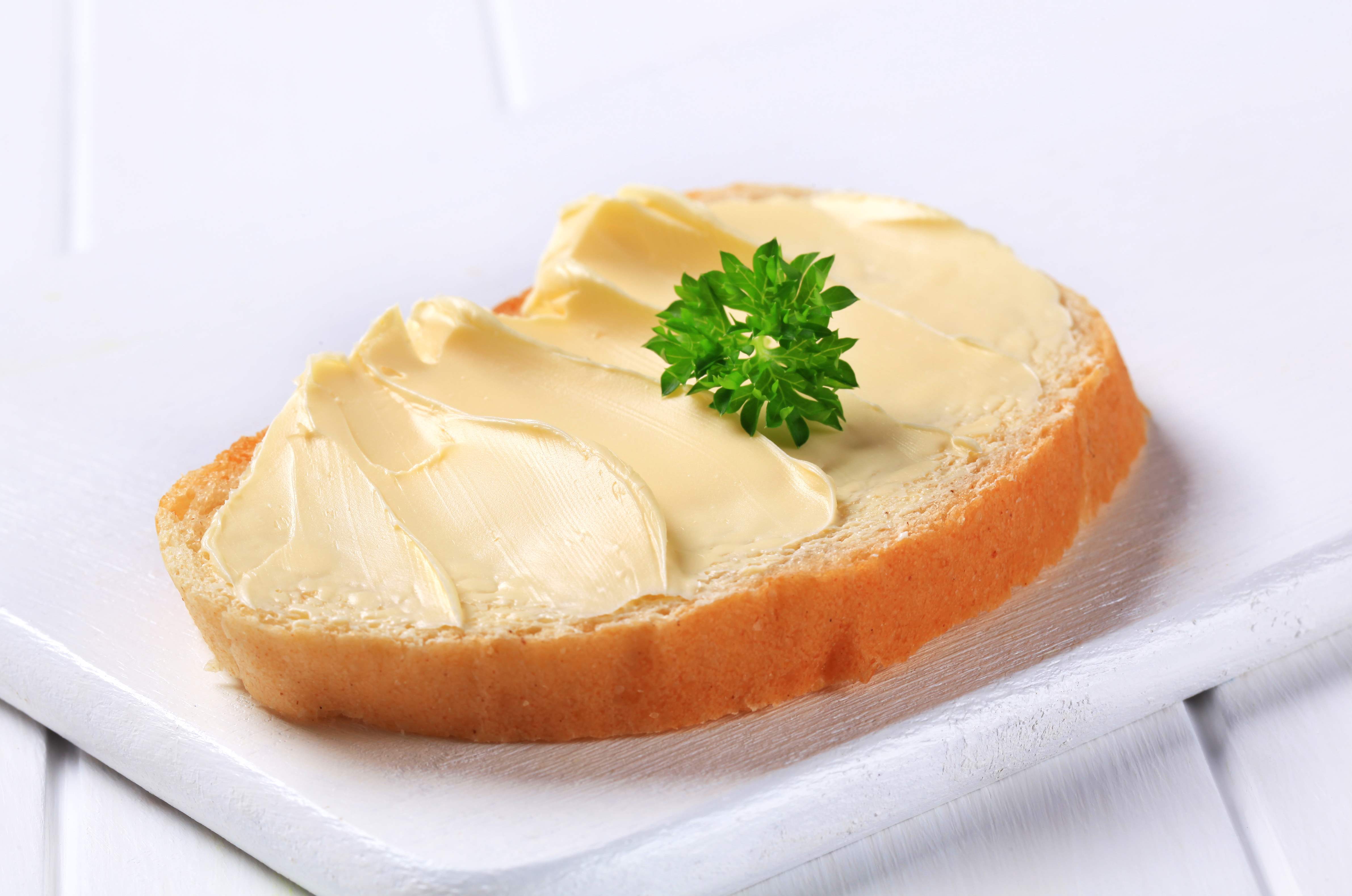 Хлеб с маслом польза. Бутерброд хлеб с маслом. Бутерброд с маслом и сыром. Сливочное масло на хлебе. Бутерброд со сливочным маслом и сыром.